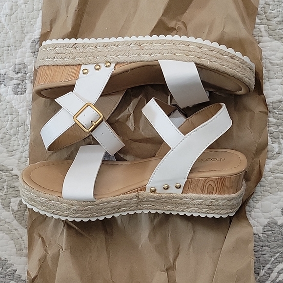 Shoedazzle Sandal 👡 - Picture 3 of 4